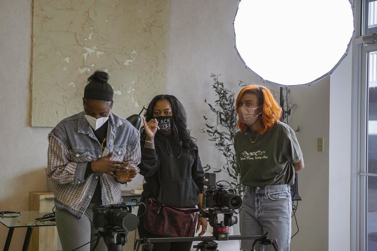 A group of women together in a room. Photo by a contributing Nappy photographer, CC0.